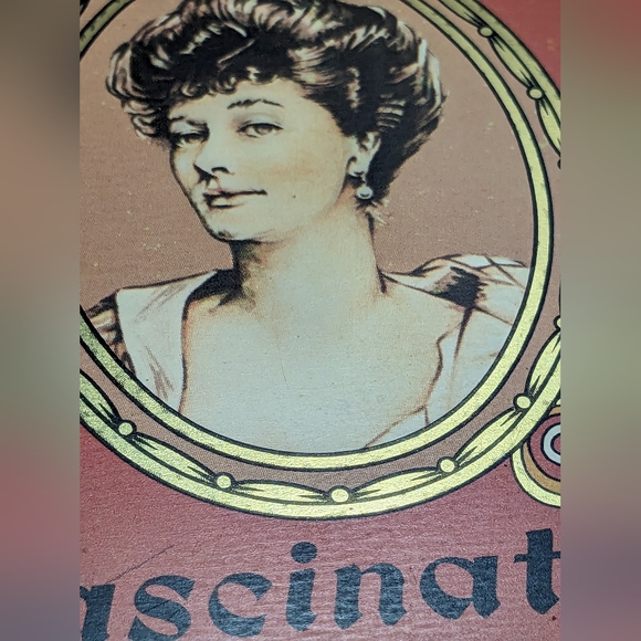 Vintage Daher Long Island Newyork,  Tin Round Fascinating Face.Powder Tin red - Picture 5 of 7